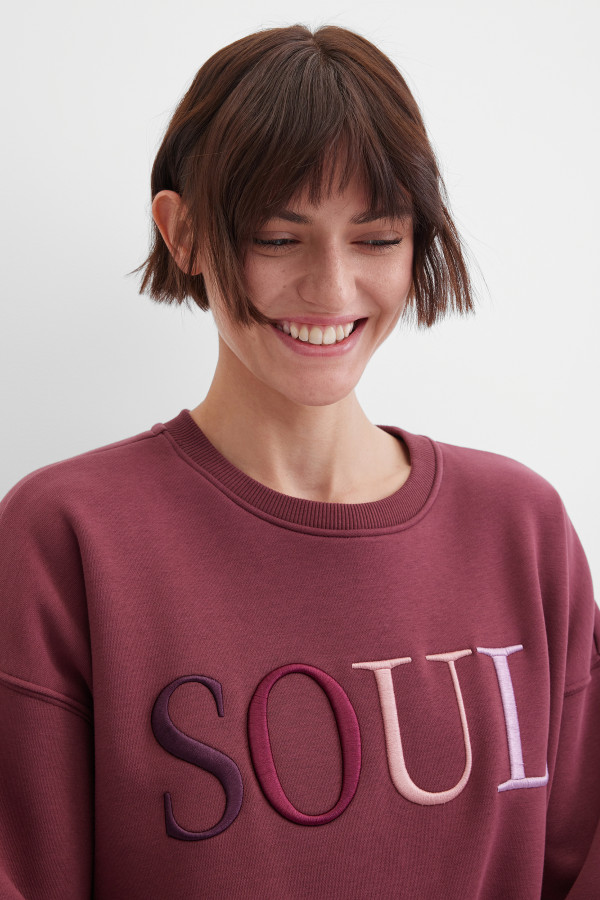 Свитшот с вышивкой-надписью