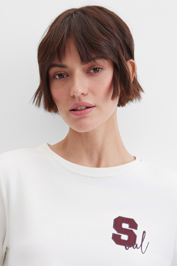 Свитшот с аппликацией на спине