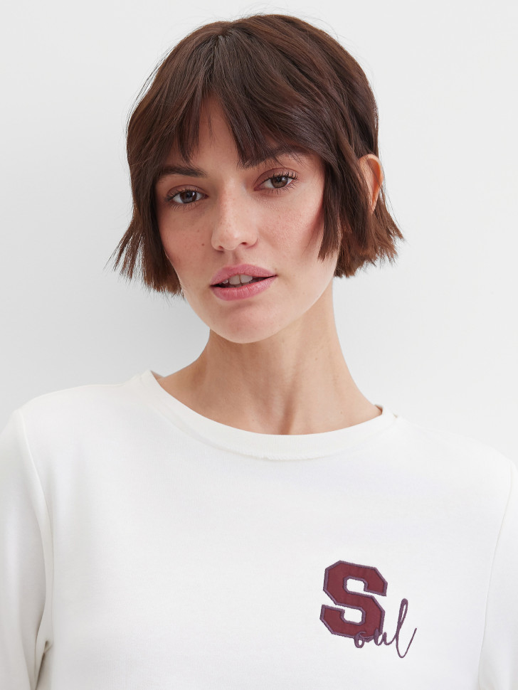 Свитшот с аппликацией на спине