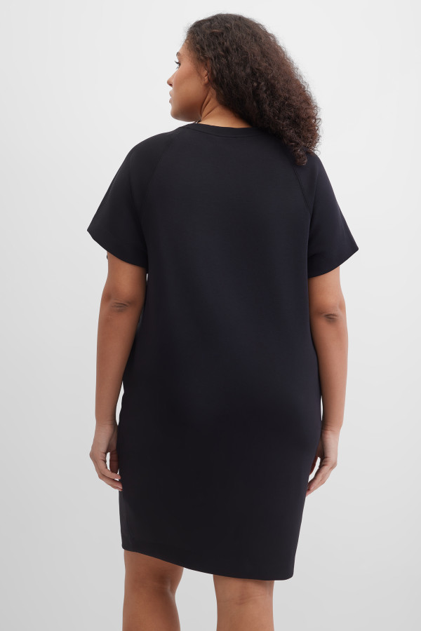 Платье с округлой горловиной