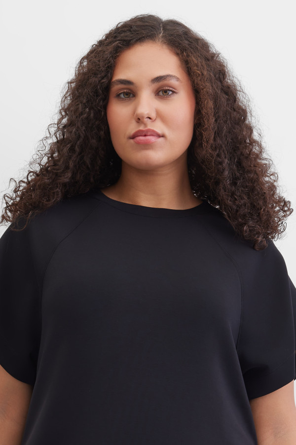 Платье с округлой горловиной