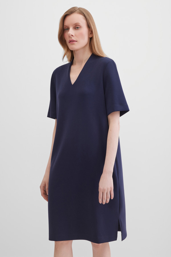 Платье с V-образным вырезом