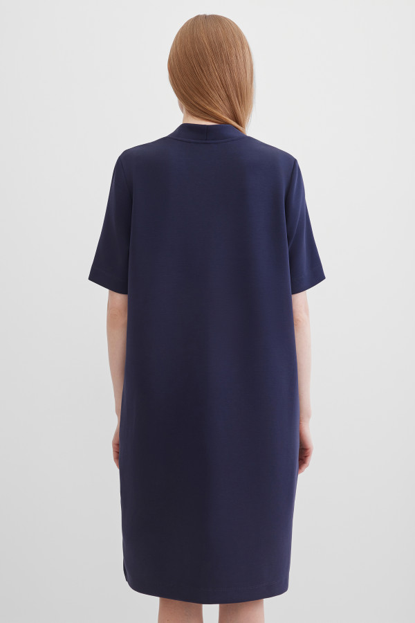 Платье с V-образным вырезом