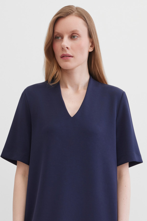 Платье с V-образным вырезом