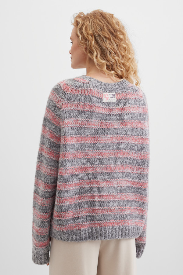 Пуловер в полоску