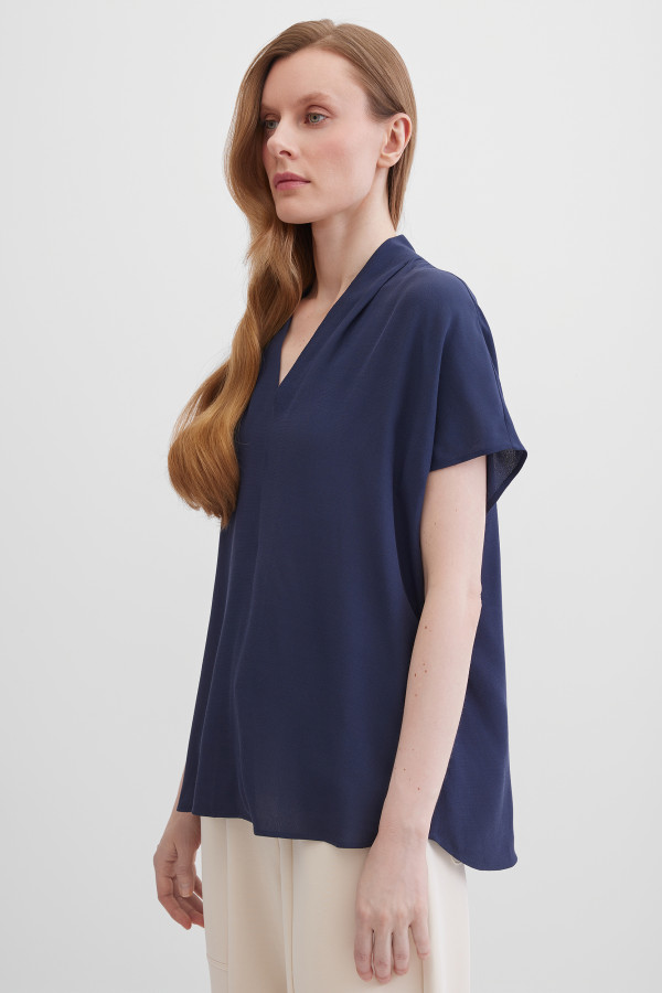 Блузка V-образным вырезом