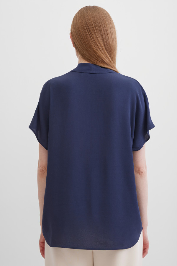 Блузка V-образным вырезом