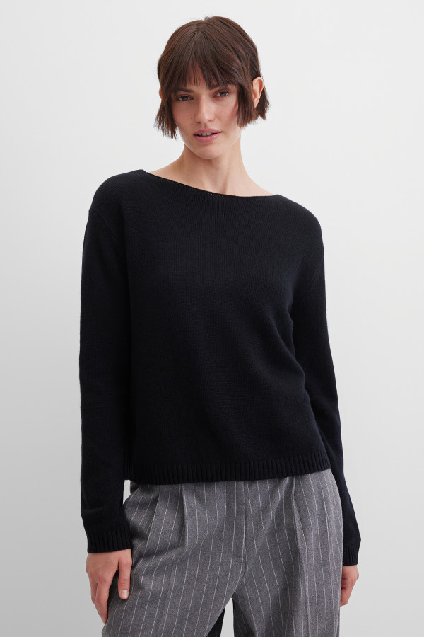 Джемпер с вырезом лодочкой