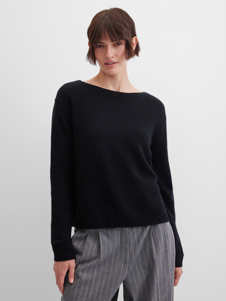 Джемпер с вырезом лодочкой