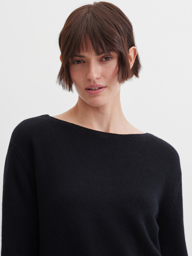 Джемпер с вырезом лодочкой