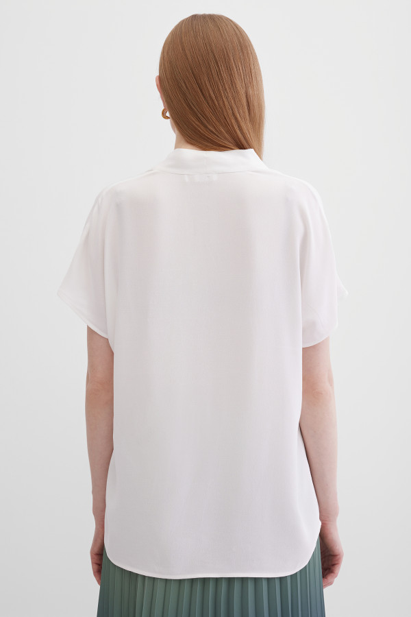 Блузка V-образным вырезом