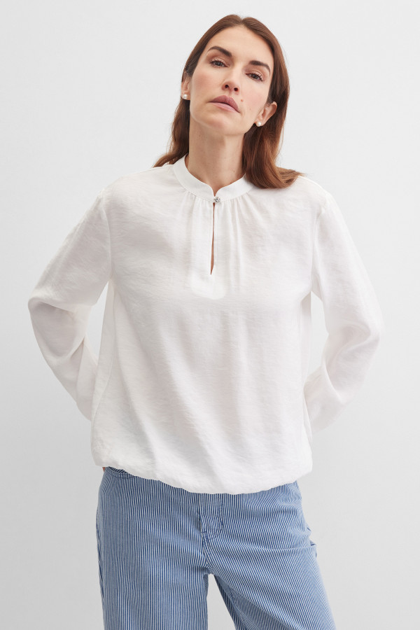 Блузка с воротником-стойкой