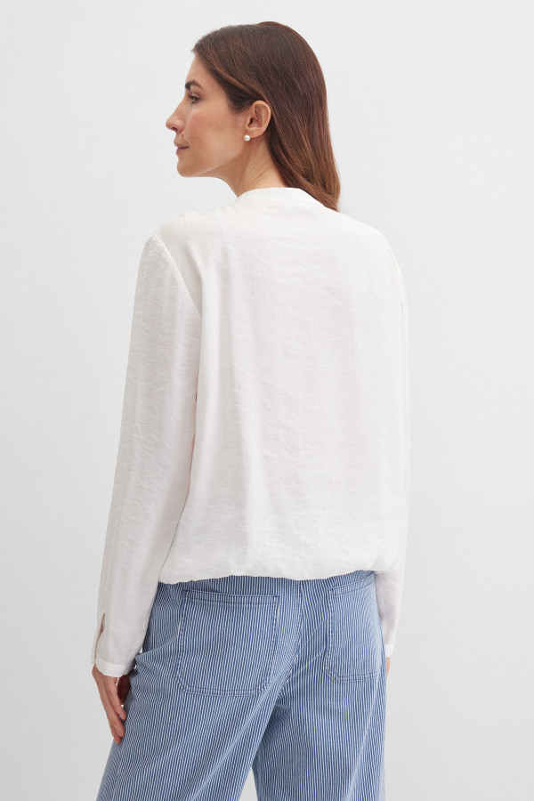 Блузка с воротником-стойкой