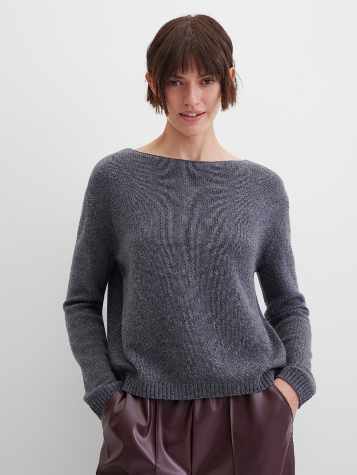 Джемпер с вырезом лодочкой