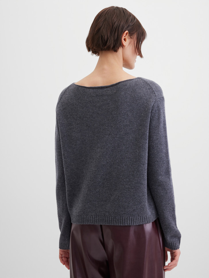 Джемпер с вырезом лодочкой