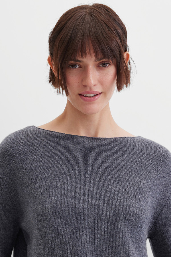 Джемпер с вырезом лодочкой