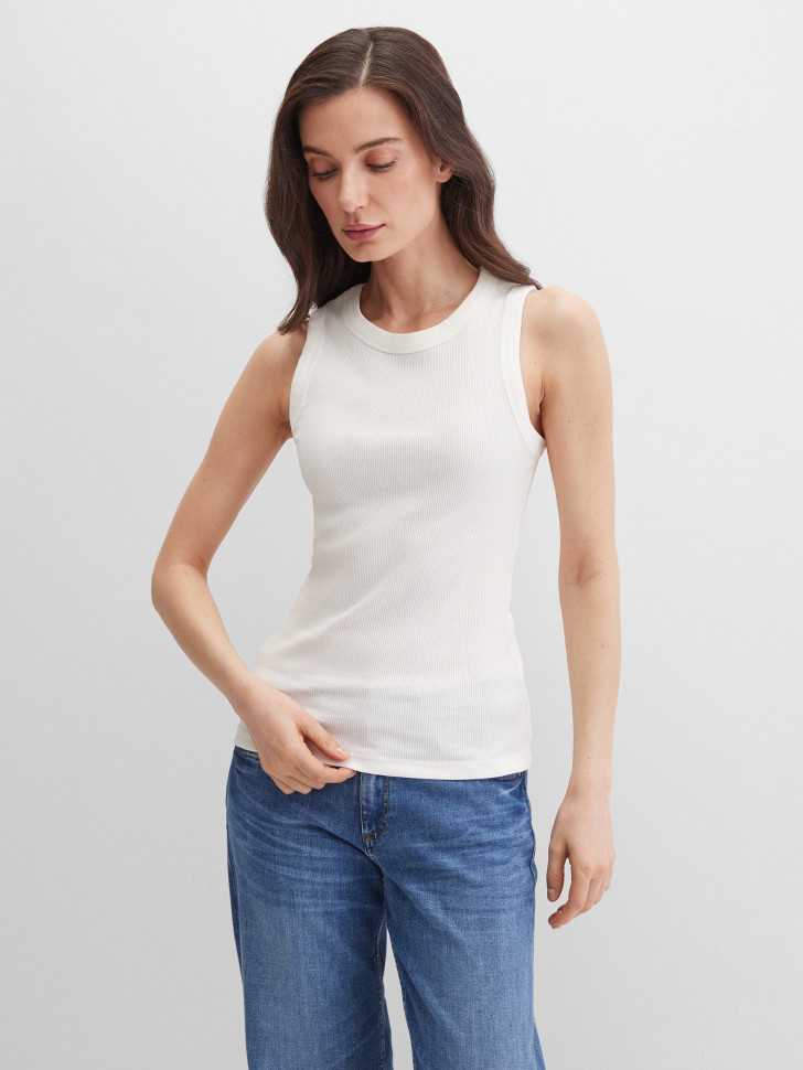 Топ на широких бретелях