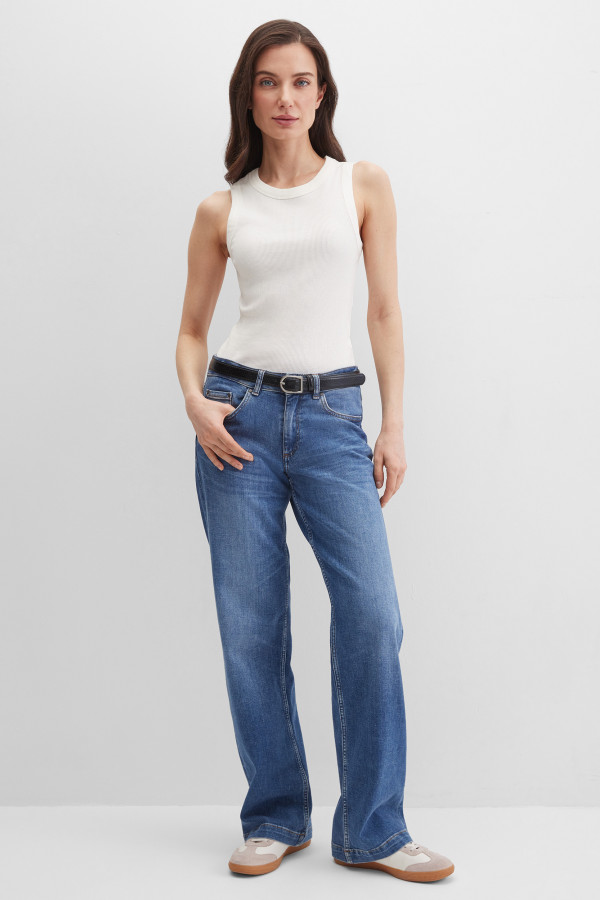 Топ на широких бретелях