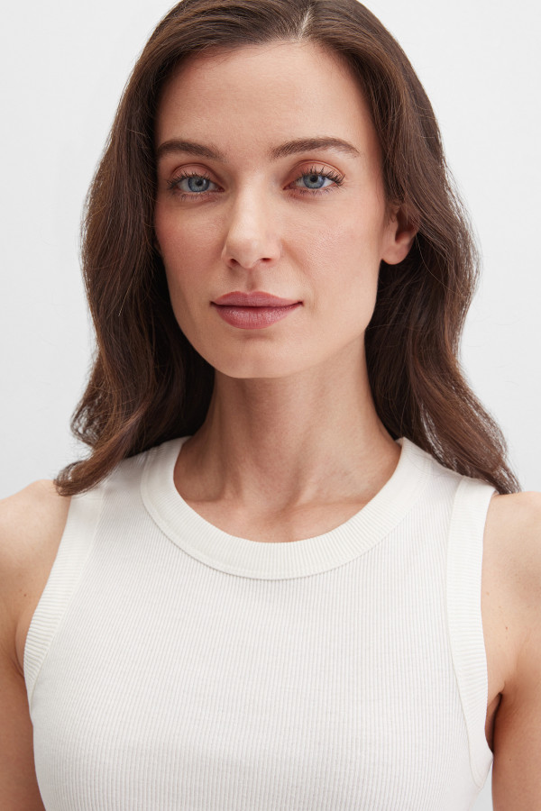 Топ на широких бретелях