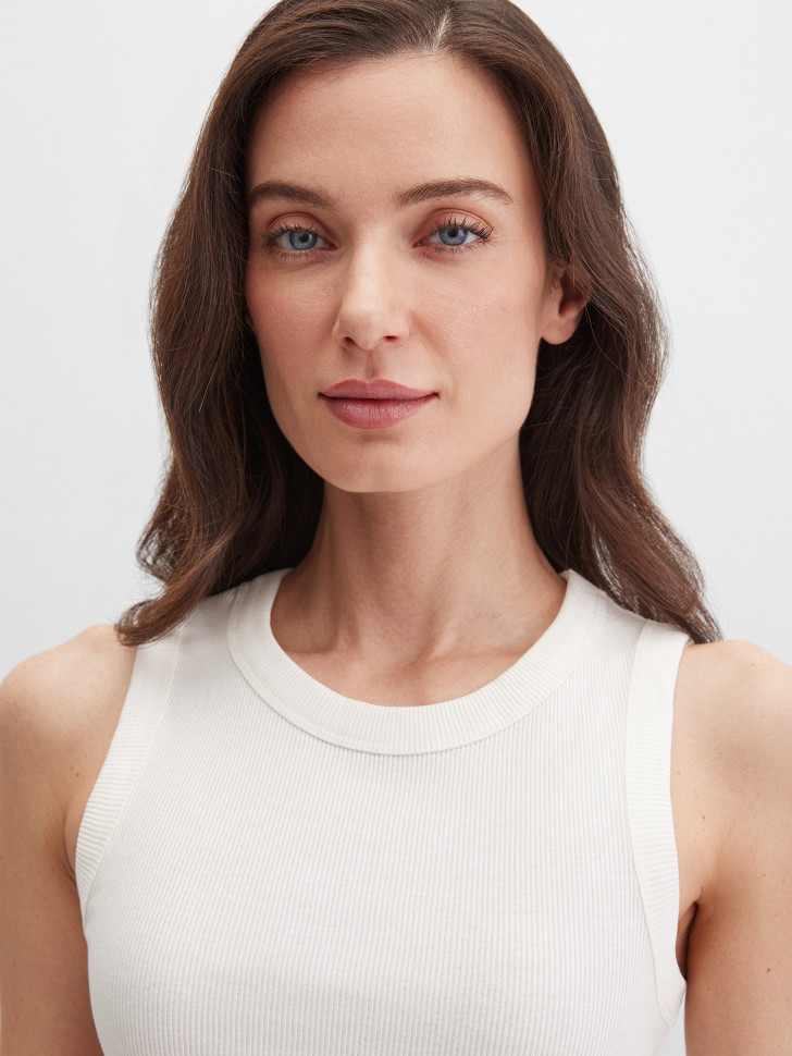 Топ на широких бретелях