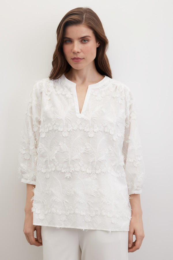 Блузка с фактурной вышивкой