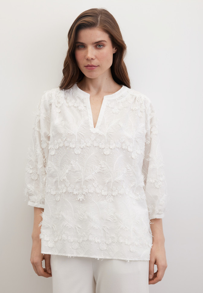 Блузка с фактурной вышивкой