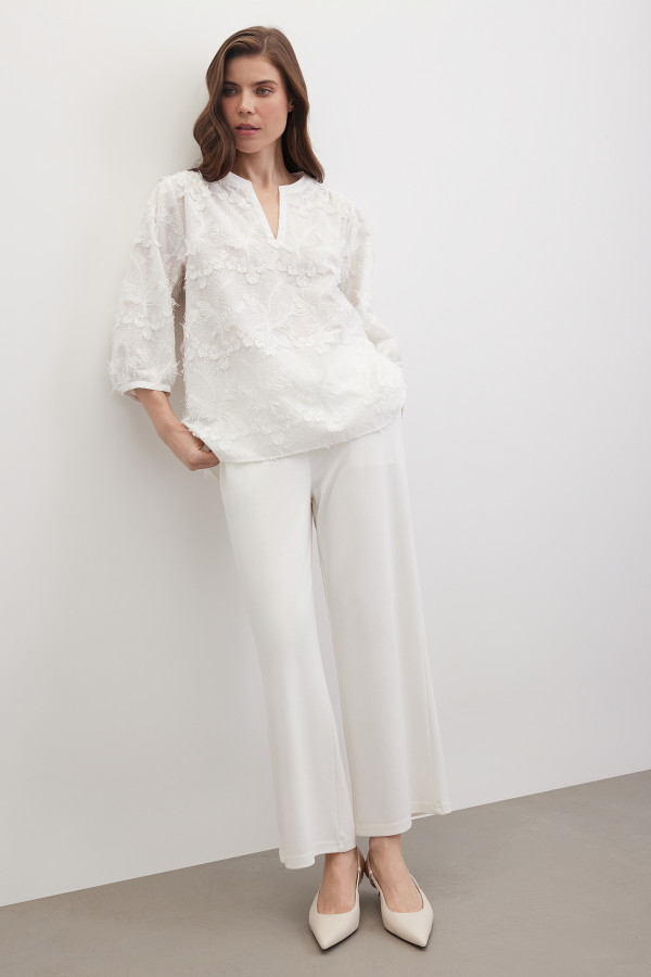 Блузка с фактурной вышивкой