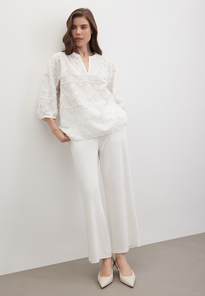 Блузка с фактурной вышивкой