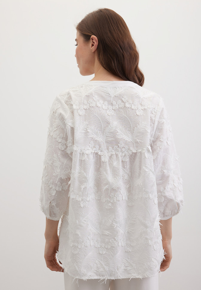 Блузка с фактурной вышивкой