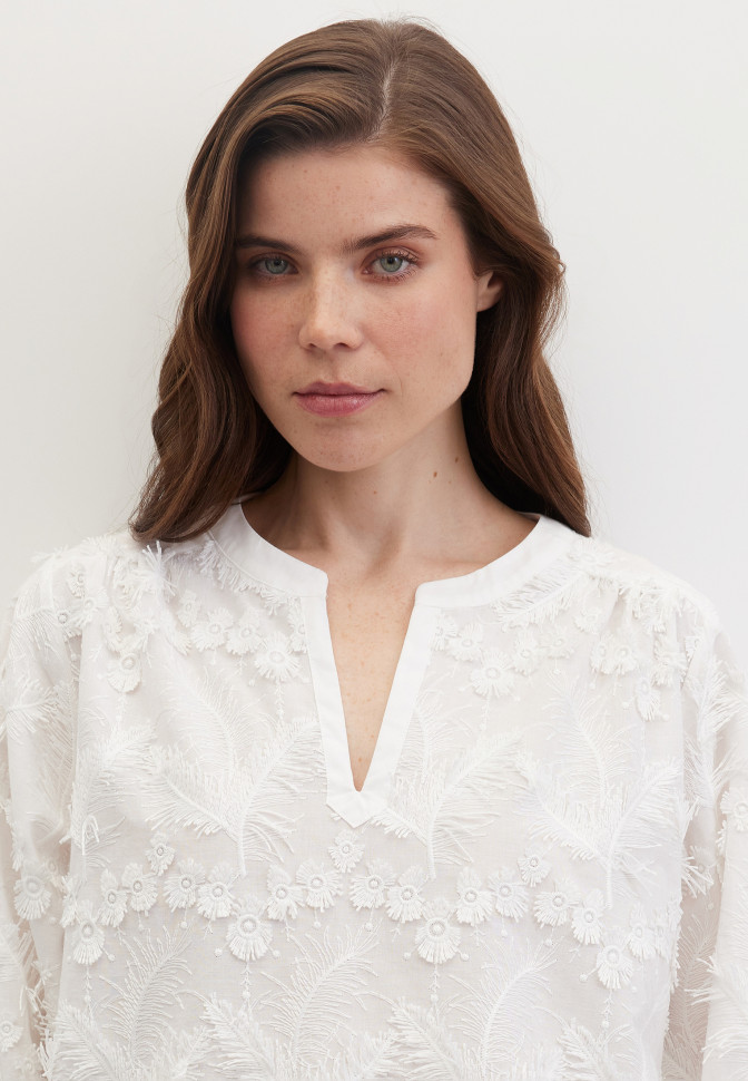 Блузка с фактурной вышивкой