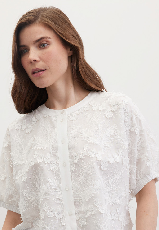 Блузка с фактурной вышивкой