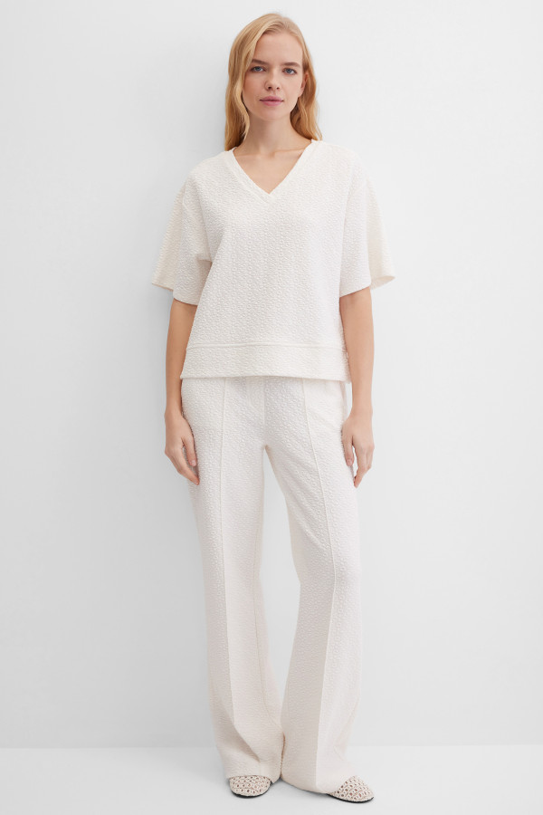 Футболка с V-вырезом