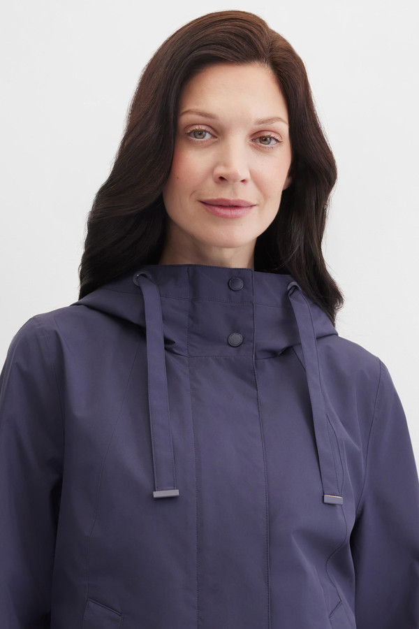 Плащ на молнии и кнопках