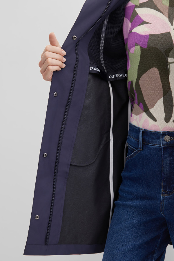 Плащ на молнии и кнопках