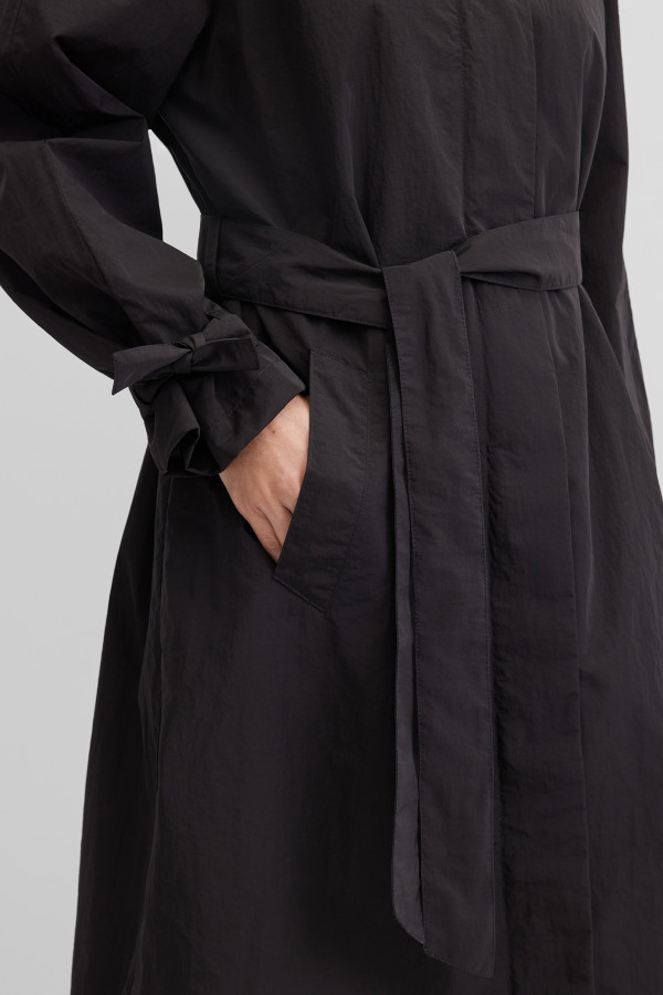 Плащ с поясом из жатой ткани на молнии