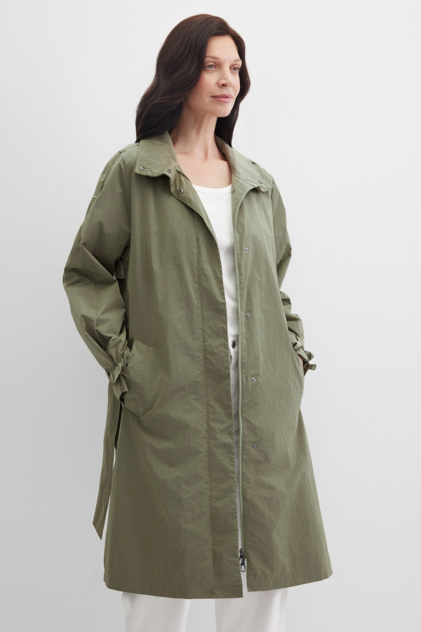 Плащ с поясом из жатой ткани на молнии