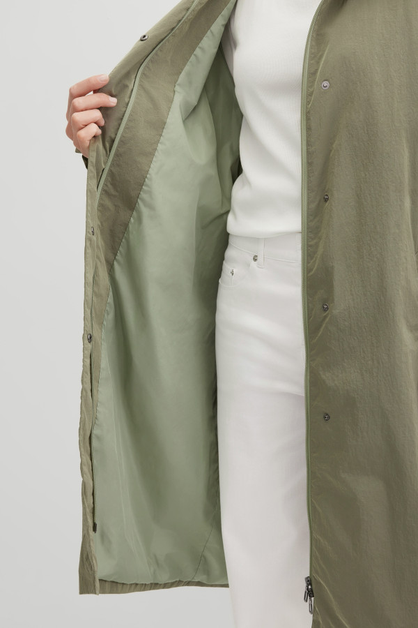 Плащ с поясом из жатой ткани на молнии