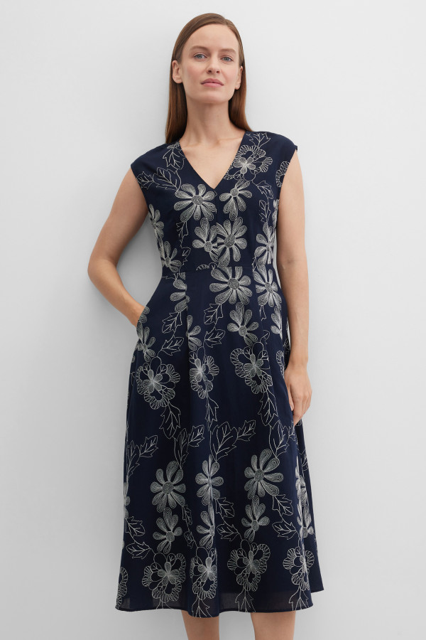 Платье с цветочной вышивкой