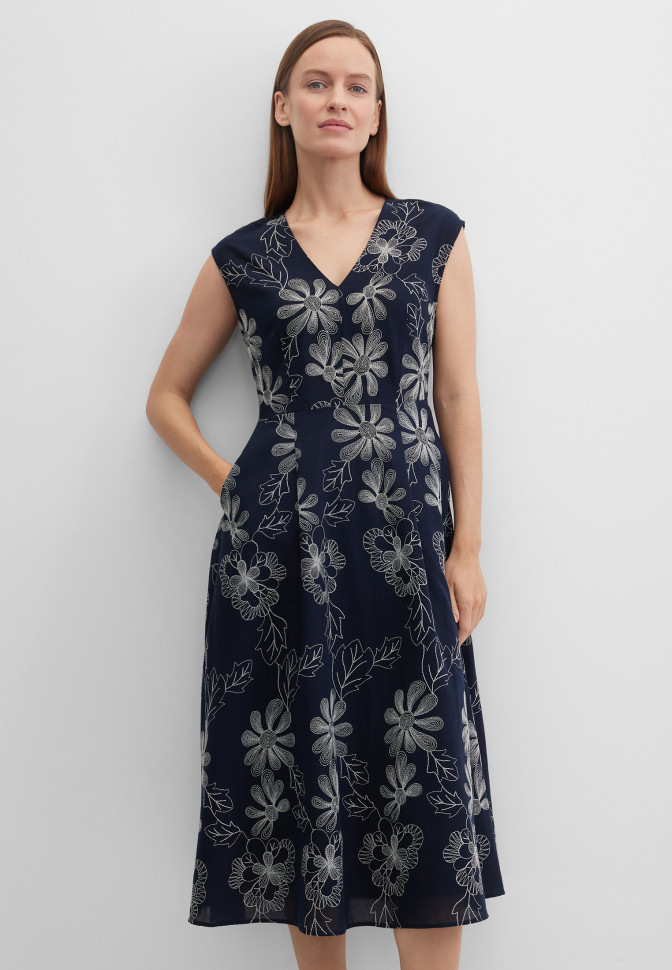 Платье с цветочной вышивкой