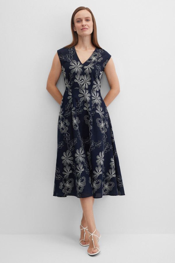 Платье с цветочной вышивкой