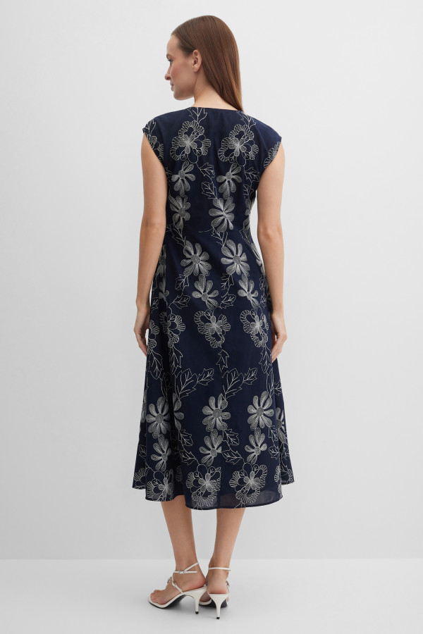 Платье с цветочной вышивкой