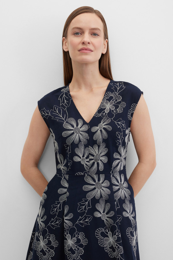 Платье с цветочной вышивкой