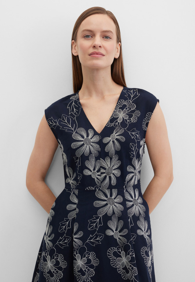 Платье с цветочной вышивкой