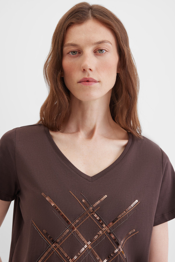 Футболка с узором из пайеток