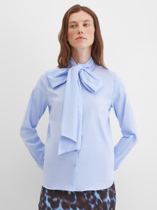 Блузка с бантом