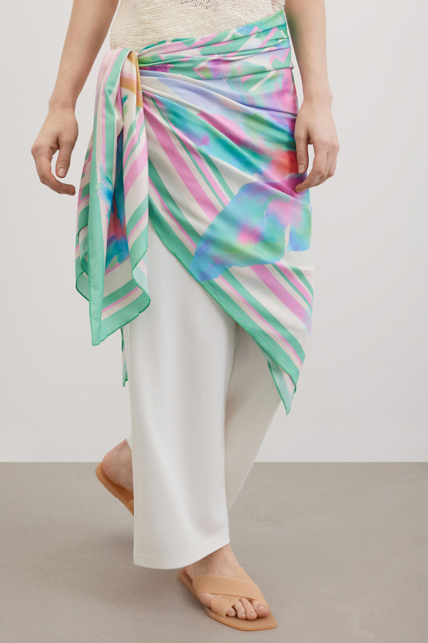 Палантин из гладкой струящейся ткани с принтом