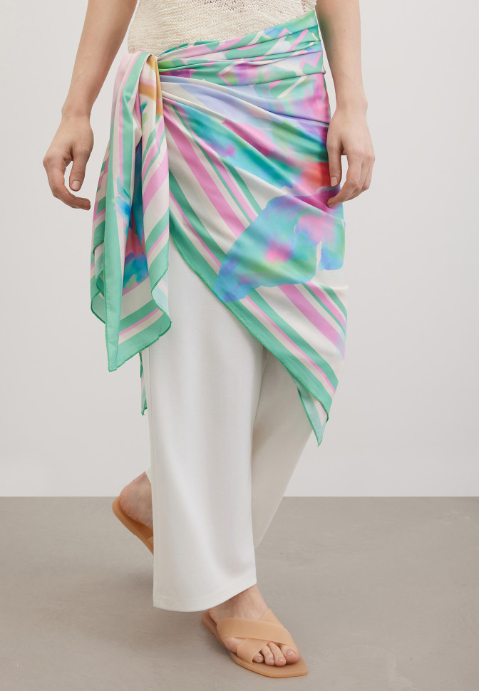 Палантин из гладкой струящейся ткани с принтом