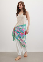 Палантин из гладкой струящейся ткани с принтом