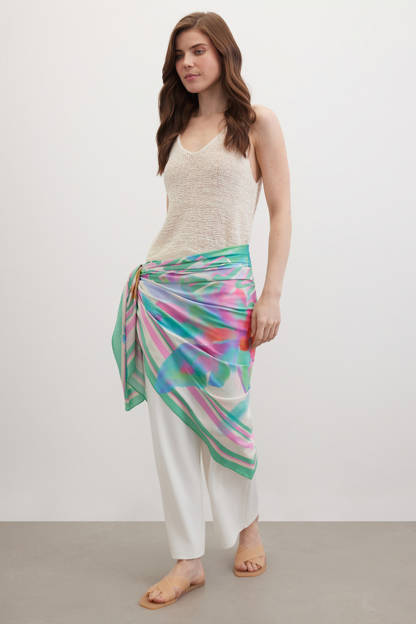 Палантин из гладкой струящейся ткани с принтом