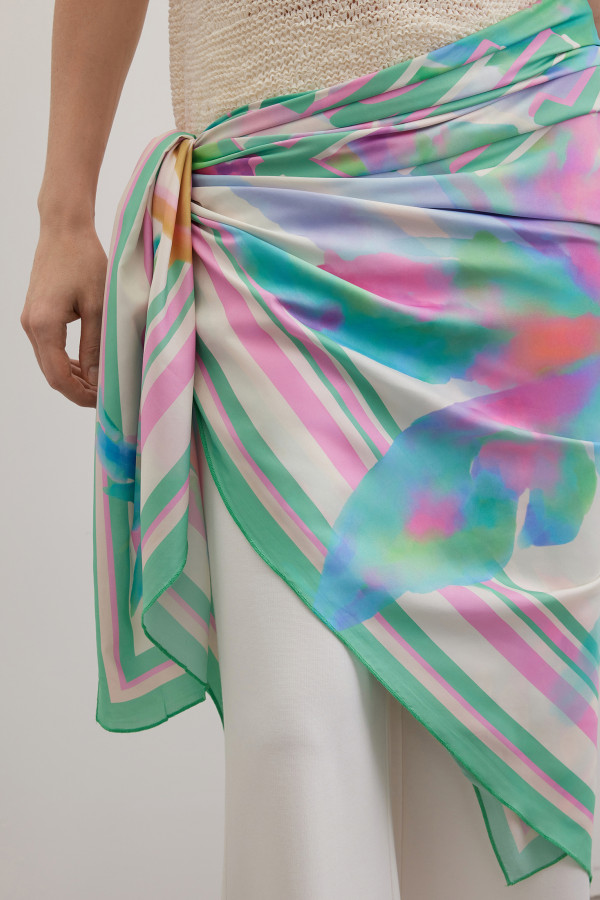 Палантин из гладкой струящейся ткани с принтом